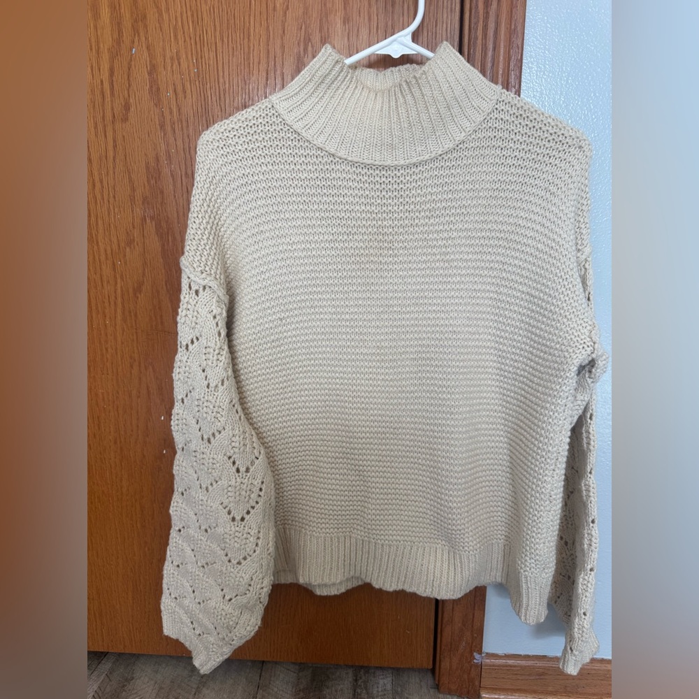Universal Thread SMALL cream mock neck sweater w crochet sleeves good condition